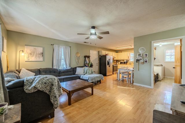 210 WESTWOOD CIR, Selmer, TN 38375