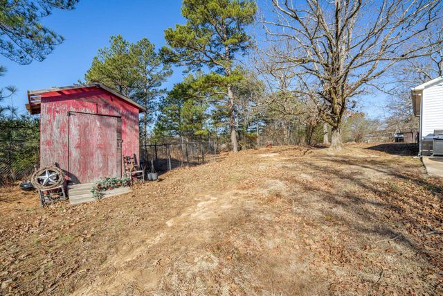 210 WESTWOOD CIR, Selmer, TN 38375