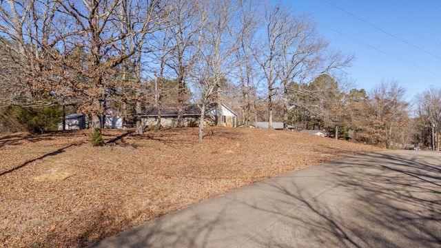 210 WESTWOOD CIR, Selmer, TN 38375