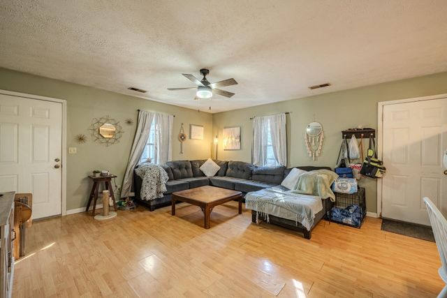 210 WESTWOOD CIR, Selmer, TN 38375