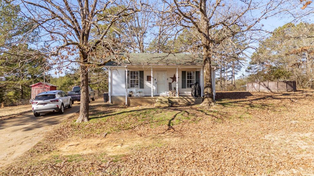 210 WESTWOOD CIR, Selmer, TN 38375