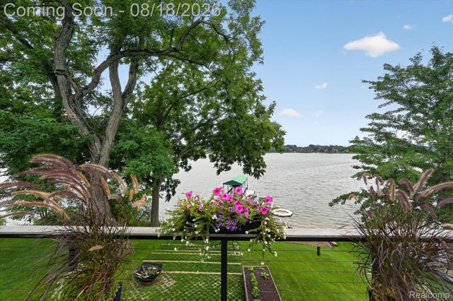 3344 Rush Lake Road, Hamburg Township, MI 48169