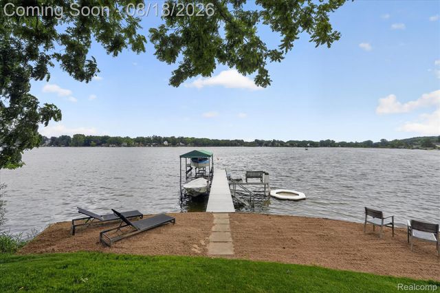 3344 Rush Lake Road, Hamburg Township, MI 48169