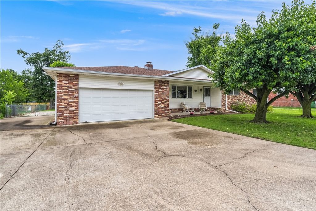 2304 S 16th Street, Rogers, AR 72758