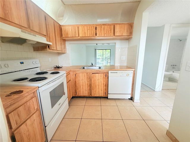 9141 NW 1st Ct 204, Pembroke Pines, FL 33024