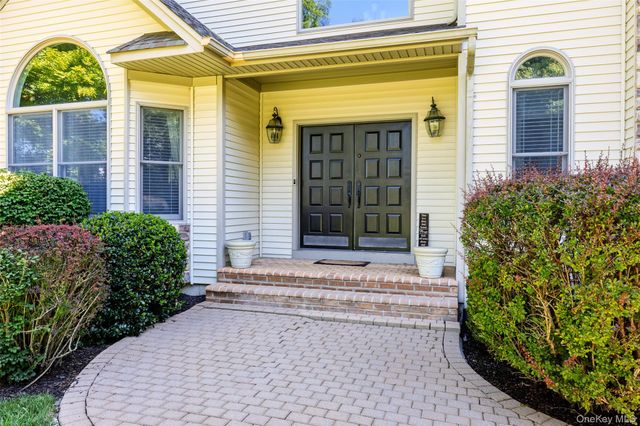 28 Apricot Road, Mount Sinai, NY 11766