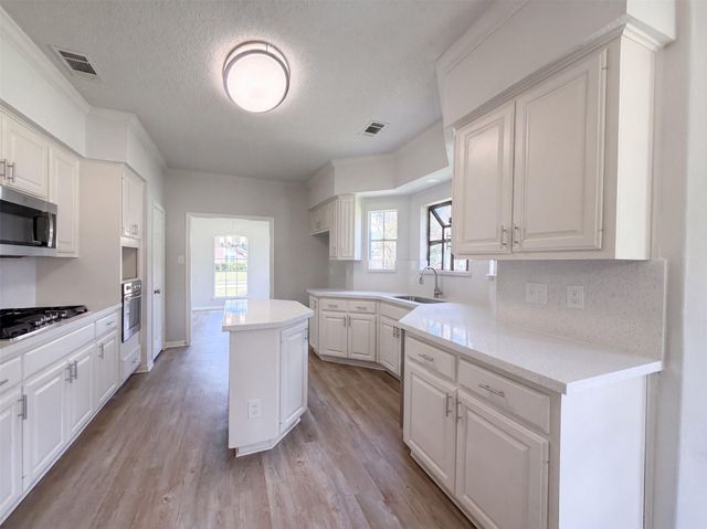 1102 Londonderry Avenue, Friendswood, TX 77546