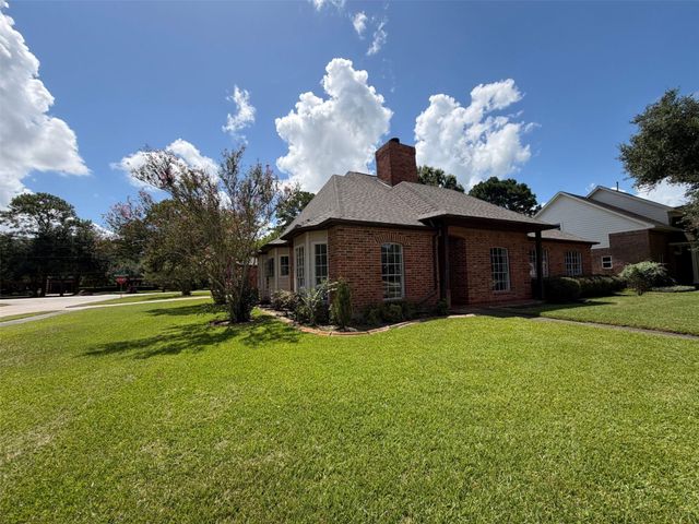 1102 Londonderry Avenue, Friendswood, TX 77546