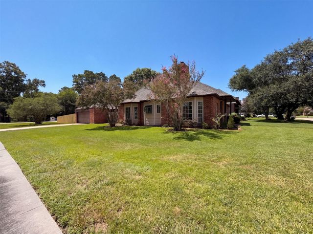 1102 Londonderry Avenue, Friendswood, TX 77546