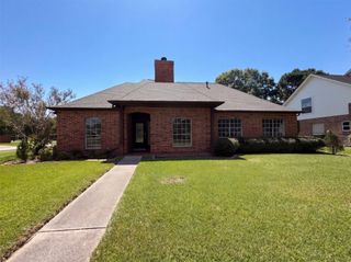 1102 Londonderry Avenue, Friendswood, TX 77546