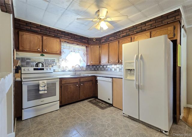 174 Shelby Avenue, Holbrook, NY 11741