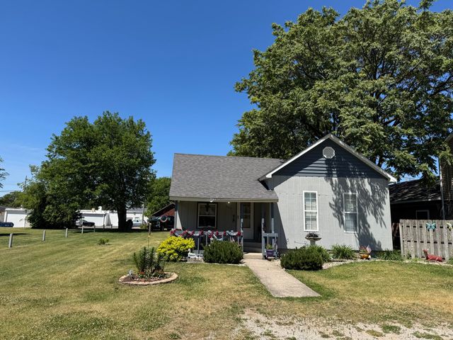 804 Azalea Street SE, Demotte, IN 46310
