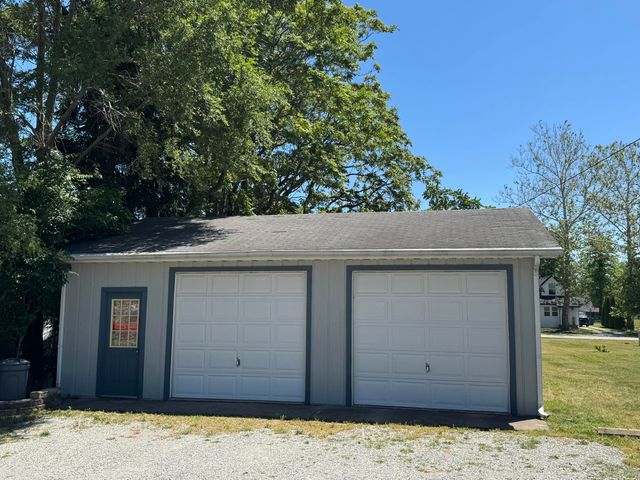 804 Azalea Street SE, Demotte, IN 46310