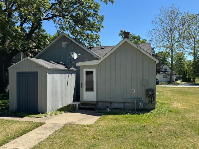 804 Azalea Street SE, Demotte, IN 46310