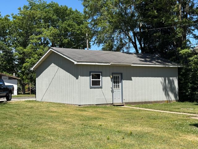 804 Azalea Street SE, Demotte, IN 46310
