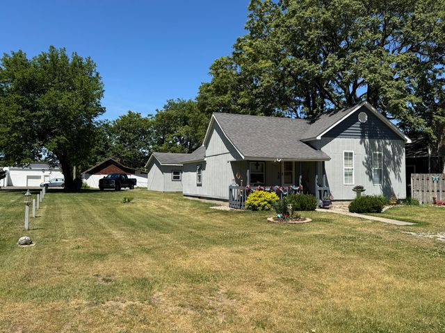 804 Azalea Street SE, Demotte, IN 46310
