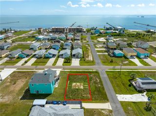 810 E James St, Rockport, TX 78382