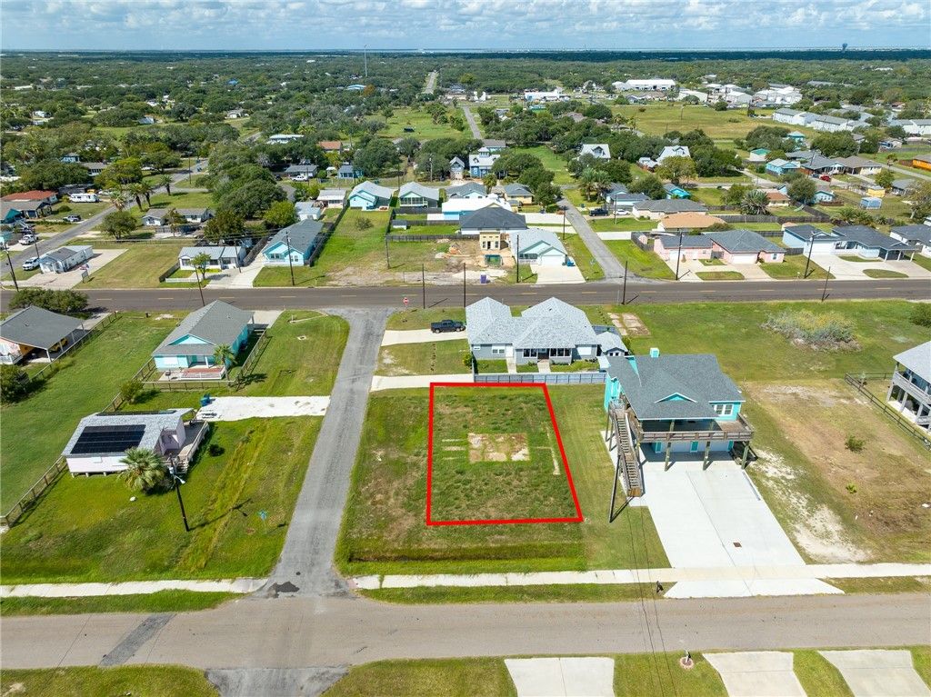 810 E James St, Rockport, TX 78382 — photo 2