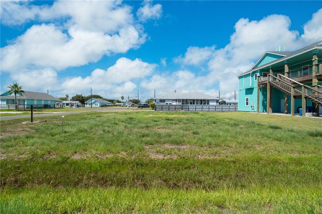 810 E James St, Rockport, TX 78382 — photo 3