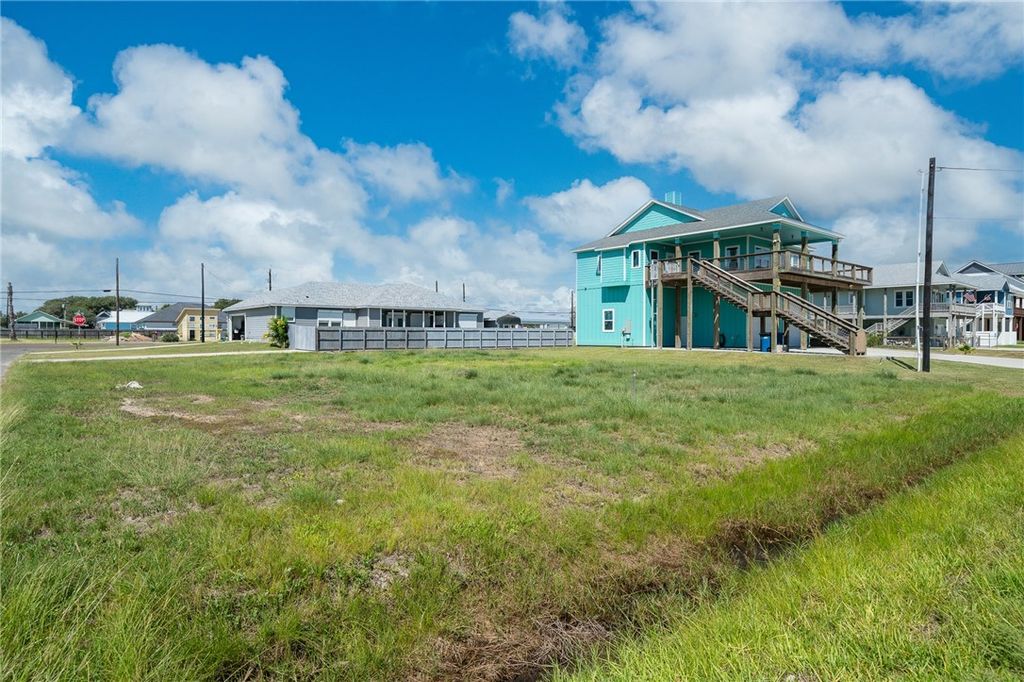 810 E James St, Rockport, TX 78382 — photo 4