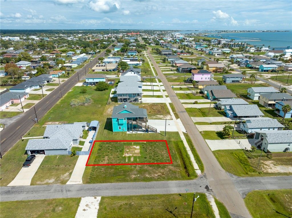 810 E James St, Rockport, TX 78382 — photo 5
