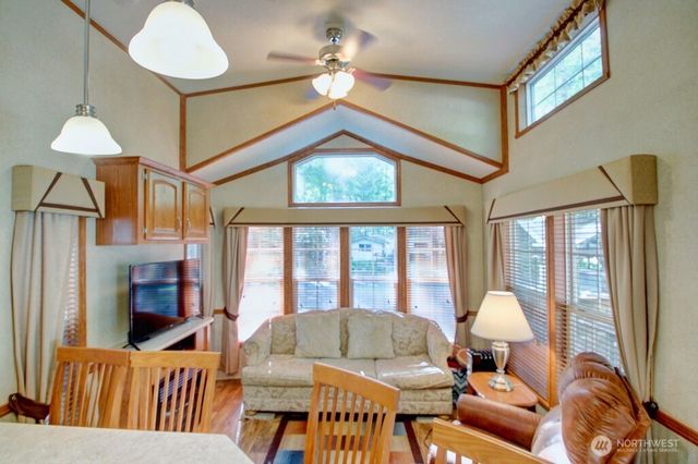 25 Drial Loop, Deming, WA 98244