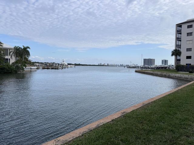 11370 Twelve Oaks Way 118, North Palm Beach, FL 33408