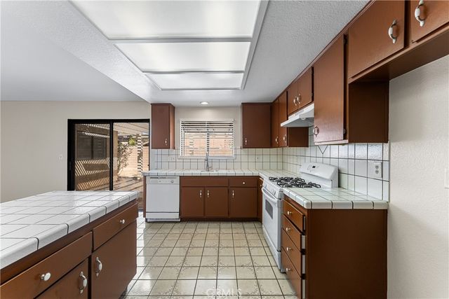2427 Oakcrest, Palmdale, CA 93550