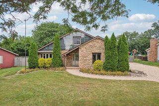 901 Canterbury LANE, Waukesha, WI 53188