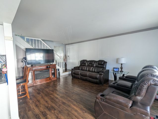 2S758 Winchester Circle 3, Warrenville, IL 60555