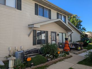 2S758 Winchester Circle 3, Warrenville, IL 60555