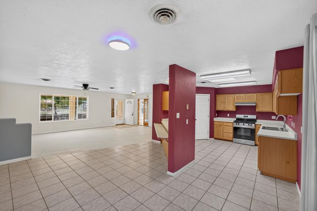 21 Shadow View Road, Los Lunas, NM 87031