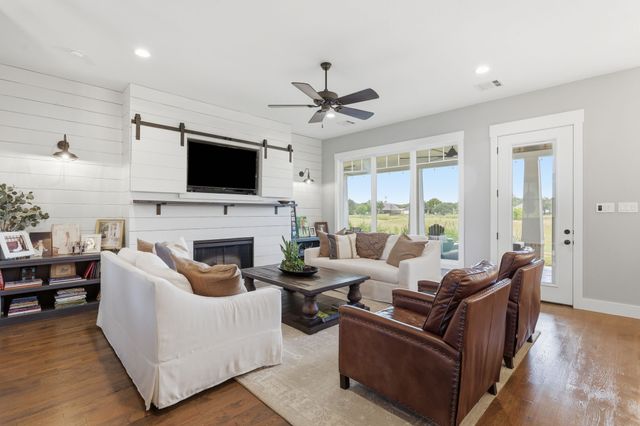 533 S Sugartree Drive, Lipan, TX 76462
