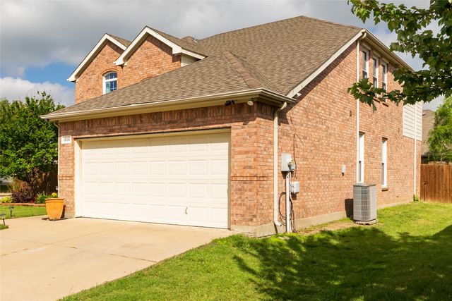 1016 Pebblecreek Drive, Burleson, TX 76028