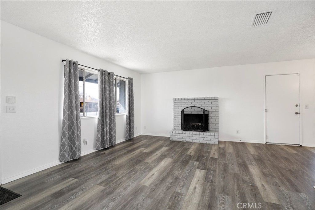 Image 8 of property listing at 10041 E Avenue R6 Avenue, Littlerock, CA 93543