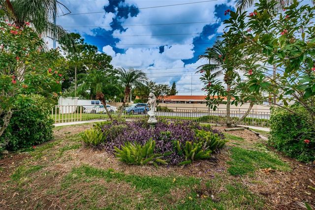 8950 PARK BOULEVARD 206, Seminole, FL 33777