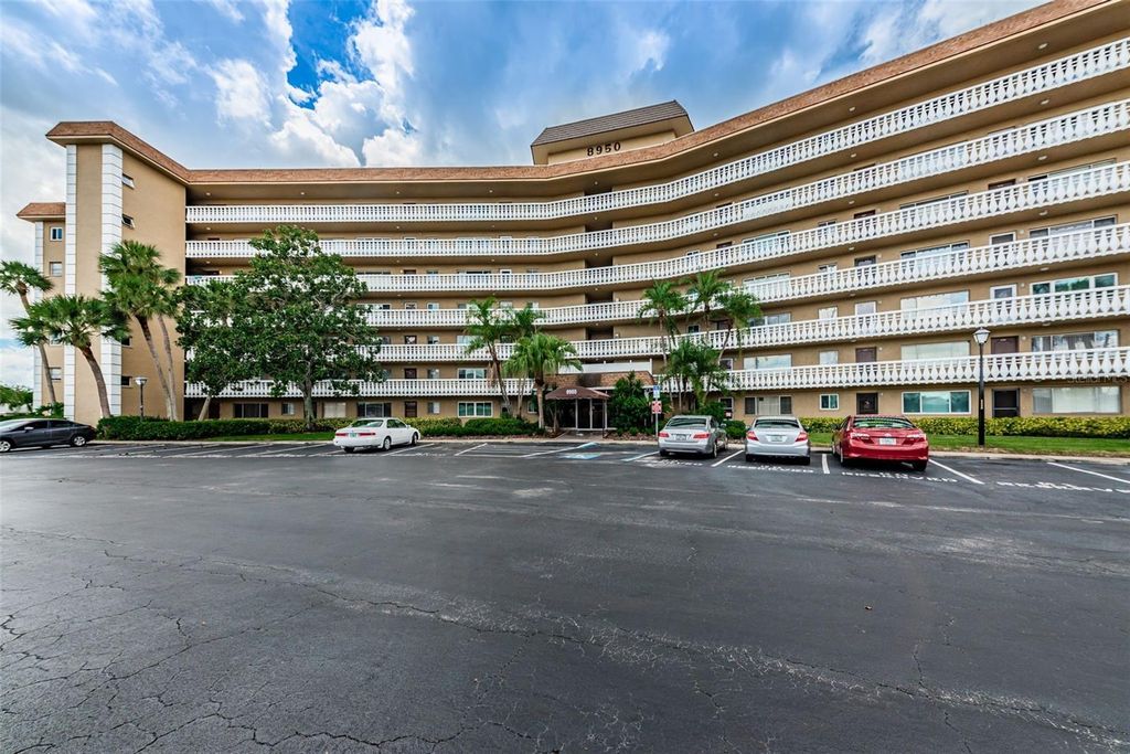 8950 PARK BOULEVARD 206, Seminole, FL 33777