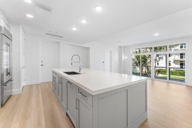 182 Lake Drive 5-101, Palm Beach Shores, FL 33404