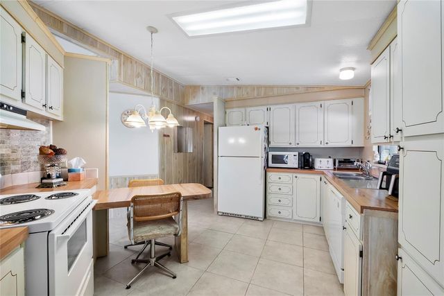 8600 SW 16th Place, Davie, FL 33324