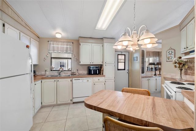 8600 SW 16th Place, Davie, FL 33324