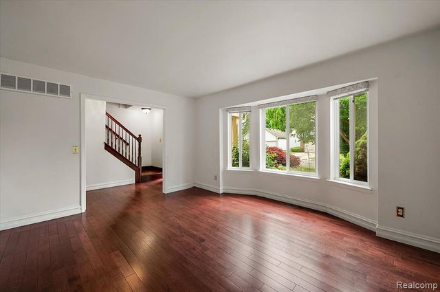 125 Algansee Drive, Troy, MI 48083