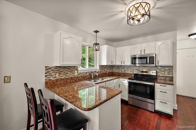 125 Algansee Drive, Troy, MI 48083