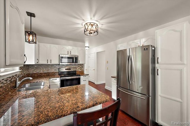 125 Algansee Drive, Troy, MI 48083