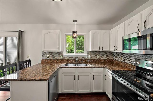 125 Algansee Drive, Troy, MI 48083