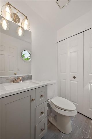 125 Algansee Drive, Troy, MI 48083