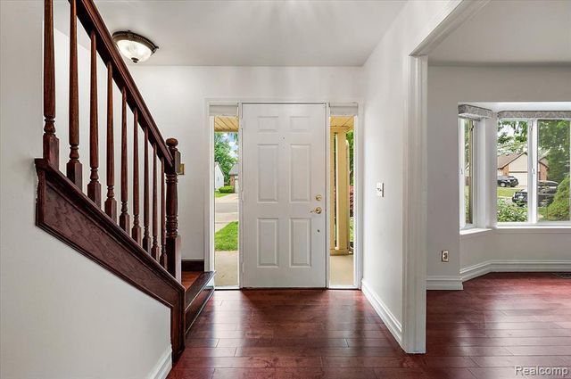 125 Algansee Drive, Troy, MI 48083