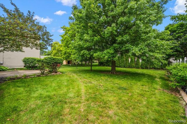 125 Algansee Drive, Troy, MI 48083