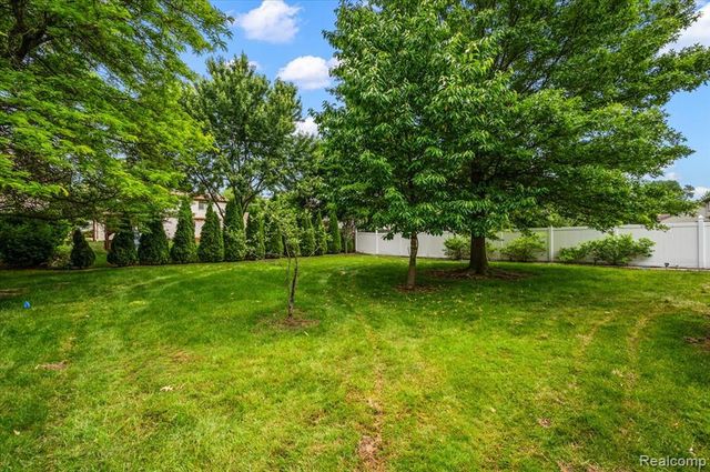 125 Algansee Drive, Troy, MI 48083