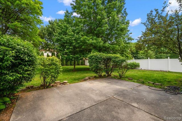 125 Algansee Drive, Troy, MI 48083
