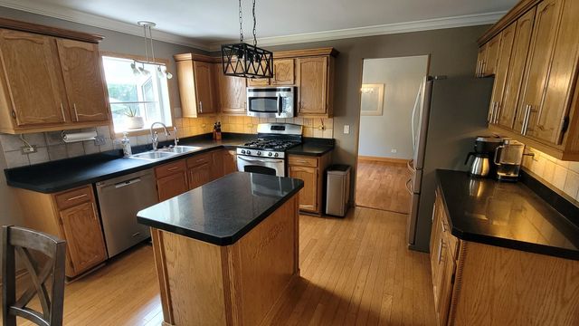 3885 Thornberry Way, Lake In The Hills, IL 60156